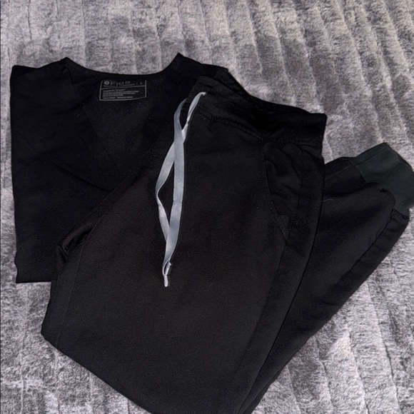 FIGS Women’s Black Scrub Set - Picture 1 of 7